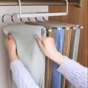 علاقة الملابس السحرية